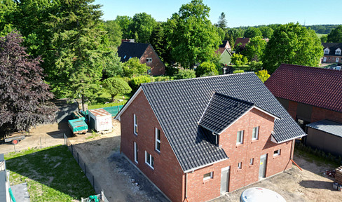Moderne Neubau-Doppelhaushälfte mit PV, Smart Home & Wärmepumpe – Erstbezug in Oldendorf
