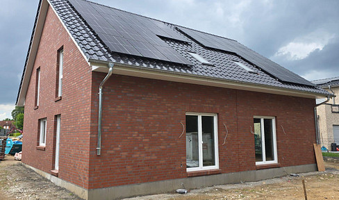 Moderne Neubau-Doppelhaushälfte mit PV, Smart Home & Wärmepumpe – Erstbezug in Oldendorf