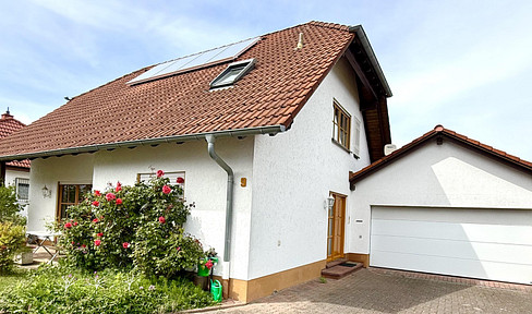 Dream home: Detached house with double garage, flat garden, and excellent location! No realtor fees!