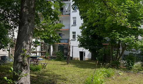 Multi-family house for sale in West Leipzig, suitable as an investment property, with a house project and a large plot of land.