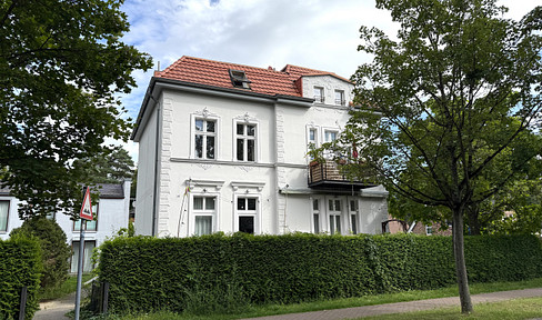Spacious, 4-room maisonette apartment in a historic building, located on a high floor, with a basement level.