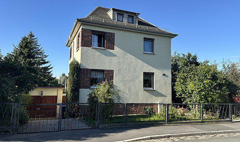 Detached house on the southwestern outskirts of the city, with a beautiful garden.