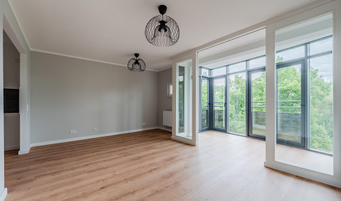 First occupancy after renovation - 2-room apartment with sunroom, available without commission.
