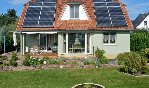 Family dream home in a green setting, with a vacation-like atmosphere.