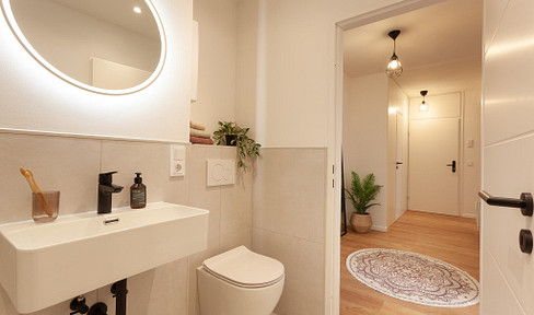 Newly renovated 3-room apartment with balcony and parking space in a garage.