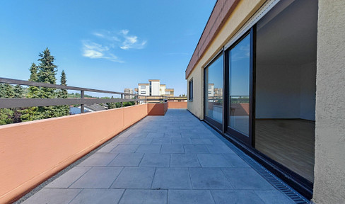 bezugsfreie und helle 3-Zi. Penthouse Wohnung in Schelmenholz
