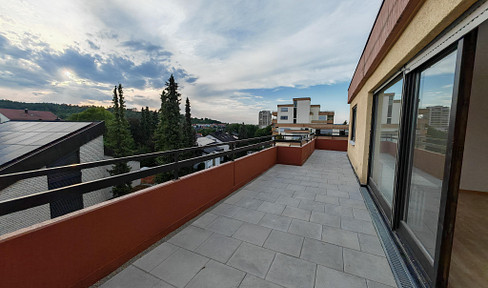 Bright and spacious 3-room penthouse apartment in Schelmenholz, available for immediate occupancy.