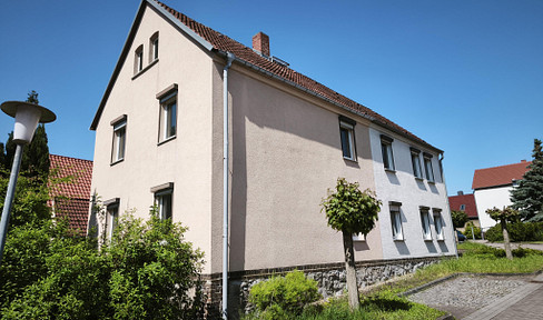 Large detached house in a fantastic location in Friedersdorf, in a lakeside area, requiring renovation.