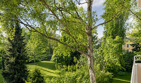 No commission | 2-room apartment with southwest-facing balcony overlooking greenery | Berlin – Steglitz, available immediately.