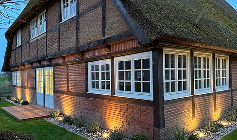 Thatched-roof maisonette apartment on the Elbe embankment – high-quality, first occupancy in a fully renovated farmhouse.