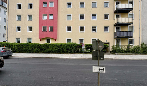 Frei von privat: Stilvolle und sanierte 2-Zimmer-Wohnung mit Loggia in begehrter Lage Neuhausen