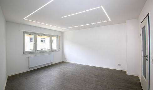 Modern urban living with a private underground parking space: This 2-room apartment has been completely renovated and is ideal for couples, singles, or as an investment property.