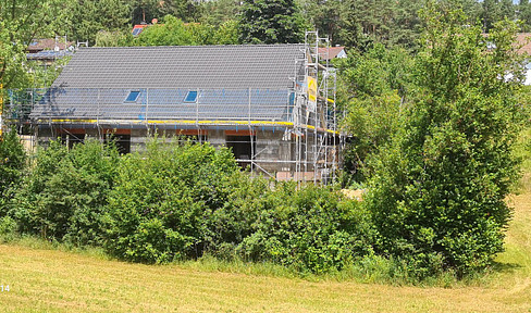 Modern, newly built semi-detached house in a green setting. Conveniently located near Nuremberg, Bayreuth, and Pegnitz.