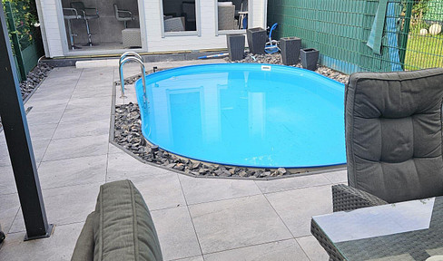 Here, the workday ends in the pool – a residence with a bar, cinema, and solar power system.