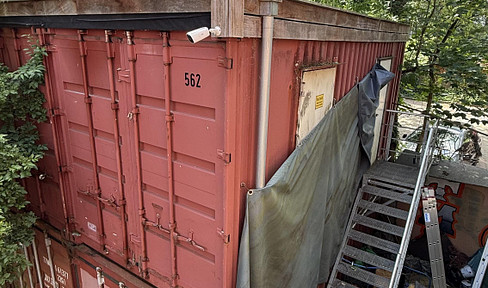 Storage containers, including electricity and lighting (2 units, connected on the first floor).