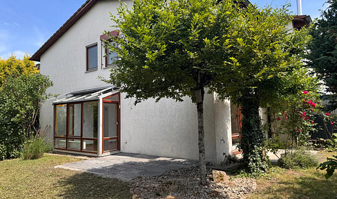 Well-maintained semi-detached house with a garden and views – quiet, bright, and family-friendly.
