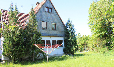 Detached house in need of renovation, with a garden, located in a prime area of Medebach.