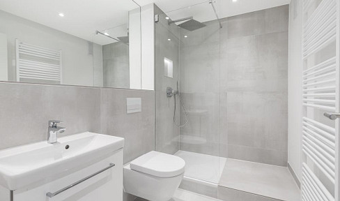 High-quality renovated 2-room apartment with balcony, underground parking space, and a new fitted kitchen.