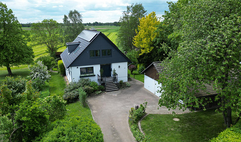 großzügiges Familienhaus, nahe der Stadt, in ländlicher Umgebung, mit weitem Horizont