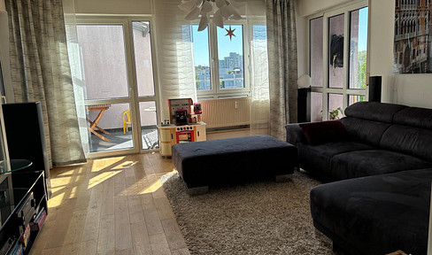 Modern apartment with balconies and a fitted kitchen, located in a quiet area.