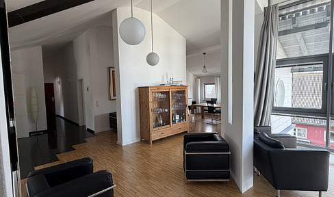 Einzigartige Architektenwohnung mit hohen Decken, Designmerkmalen und Glas-Erker mit Panoramablick