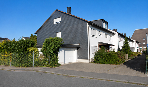 Terraced house with a large garden and two garages, located in Kaldauen.