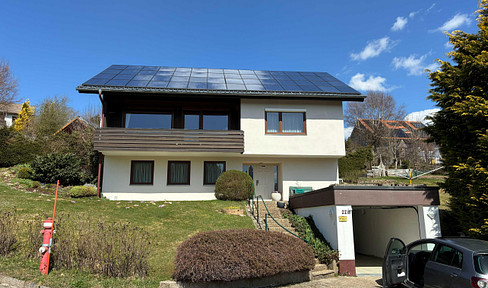 Well-maintained single-family house in a sunny, south-facing location with a view and a large garden.