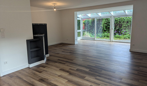 Spacious ground-floor apartment with a large garden, terrace, and sunroom – brand new after renovation.