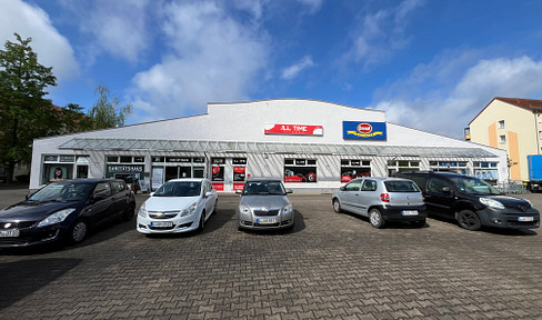 "Excellent location in a residential area: 93 square meters suitable for services, retail, healthcare, or hospitality."