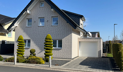 Private sale: Detached house with conservatory, solar panel system, and two garages, located in Kerpen-Sindorf.