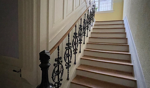 Beautiful, well-maintained apartment in a historic building, located in a prime area of Mainz Neustadt, with a view of the Rhine.