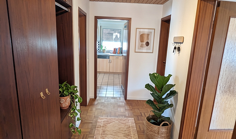 WG geeignete 4 Zimmer-DG-Whg mit Holzfußboden, Balkon, Wohnküche