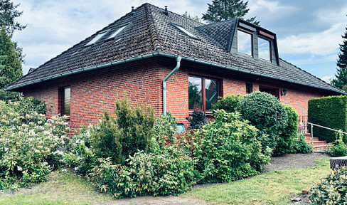 Commission-free: Detached house with separate apartment in Büchen.