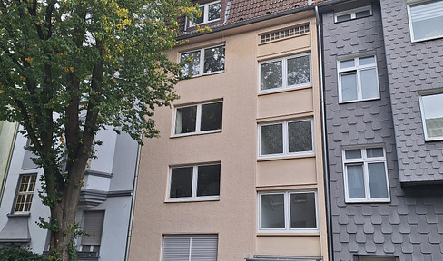 Renovated, quiet 2-room apartment with balcony.