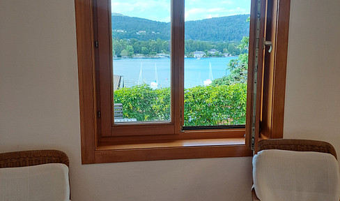 Price upon request:

VELDEN: Small holiday bungalow with excellent lake view. Located 30 meters from the lake and 300 meters from the castle. Available for year-round rental or as a second home.