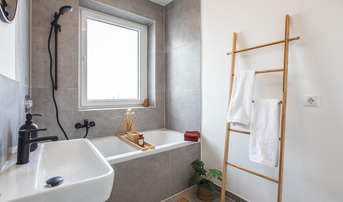 First occupancy after high-quality renovation – 4-room ground floor apartment with its own garage in Marl.