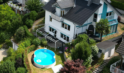 Sehr großes Architektenhaus mit Pool + Sauna.