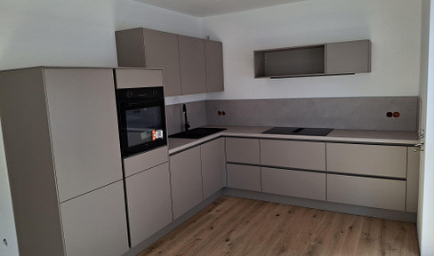 Erstbezug mit Terrasse: Stilvolle 3‑Zi.-Wohnung + Einbauküche inklusive | KfW‑40