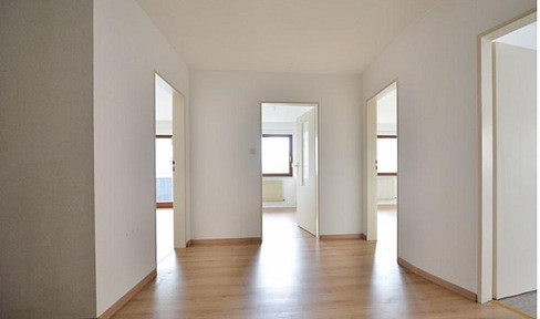 Würzburg, Goethestraße: Well-maintained 3-room apartment with a south-facing balcony, located near Ringpark.