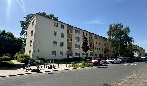 **FREE OF CHARGES!** 4-room apartment in Lörick, Germany, located at Niederdonker Str. 39, with a balcony, available immediately!