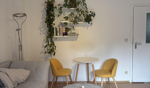 Beautiful, bright 3-room apartment with a fitted kitchen and shared garden, located in the heart of Friesdorf.