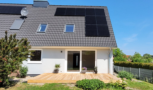 Moderne DHH in Ostseenähe mit Wärmepumpe, PV & Fußbodenheizung - Kernsaniert