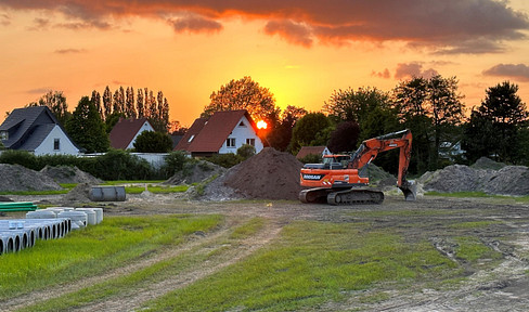 Two sunny building plots in the new residential area called "Hubertus Gardens."