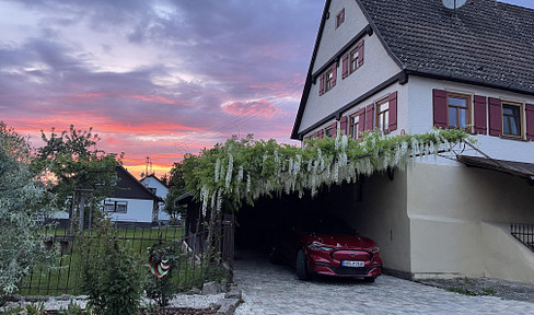 Historischer Hof mit viel Platz und malerischen Weinbergen