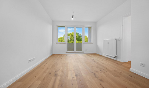 First occupancy after renovation - 3 rooms, fitted kitchen, and balcony.