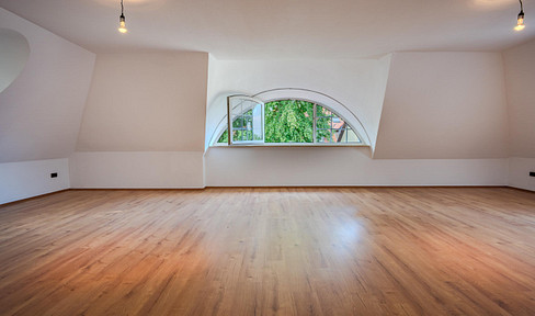 Spacious 3-room maisonette apartment with approximately 120 square meters, located in Zirndorf-Weiherhof – immediately available.