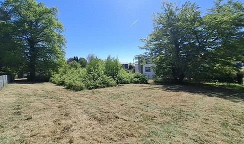 Building plot with development permission, in a prime location on the edge of the forest.