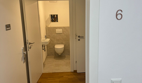 Modern apartment with excellent transport links, close to the U6 Erlaaer Straße station, the Badner Bahn railway line, a shopping center, and the Kaufpark shopping mall.
