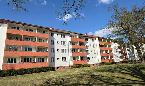 Bright 2-room apartment on the 3rd floor with a balcony, located in northern Charlottenburg, for sale by the owner.