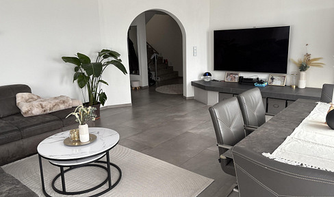 Detached house with a separate apartment.